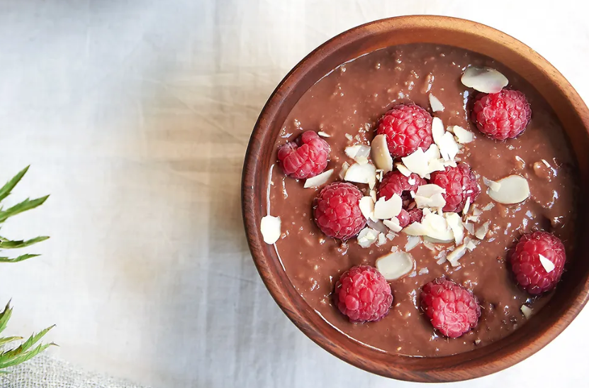 Proteínová kaša s čokoládou a malinami – rýchly fit recept