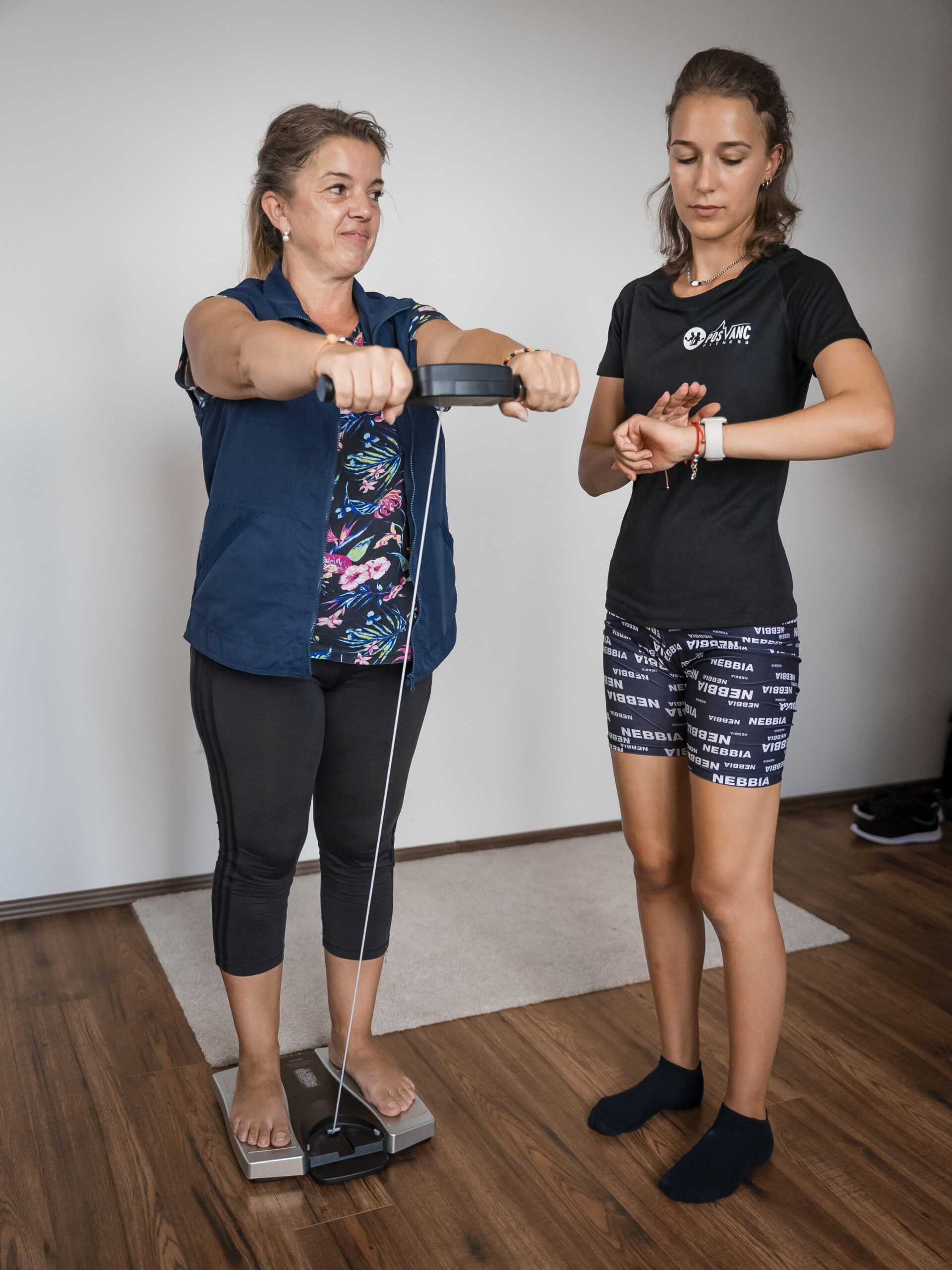 žena ktorá cvičí s lanom so svojou trénerkou