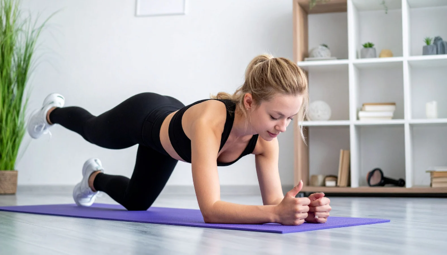 Pošvanc Fintess: Článok Bolesť kolien pri cvičení? Tu je 7 cvikov od fitness trénerov. Žena, ktorá cvičí toma.